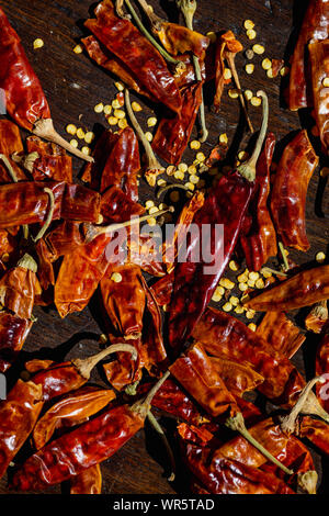 Ganze getrocknete Chilischoten mit Samen in der Sonne Strahl liegen Stockfoto