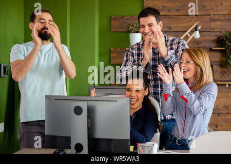 Gerne kreativ Team im Büro. Unternehmen, Neugründung, design, Menschen und Teamarbeit Konzept Stockfoto
