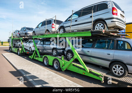 ZELVA, BELARUS - September 2019: Car carrier Lkw mit vielen Autos auf dem Parkplatz geladen Stockfoto