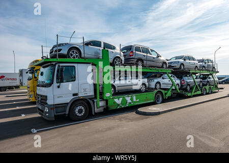 ZELVA, BELARUS - September 2019: Car carrier Lkw mit vielen Autos auf dem Parkplatz geladen Stockfoto