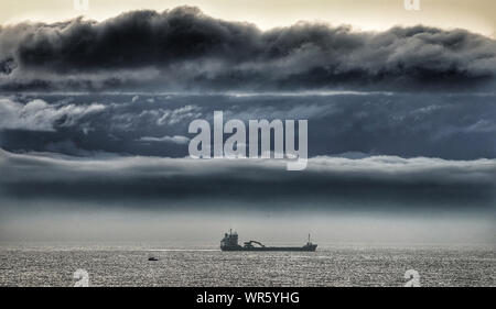 Gewitterwolken im Meer direkt an der Nord-Ost-Küste in Whitley Bay. Stockfoto