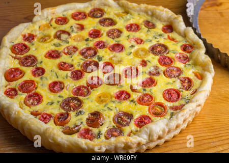 Kirschtomate tart Bild horizontal Blätterteig Tomaten Käse und Ei Quiche aus dem Ofen Stockfoto