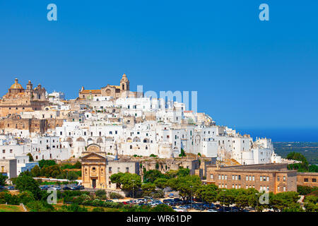 Ostuni weiße Stadt und Madonna della Grata Kirche mit klarem blauen Himmel, Brindisi, Apulien, Süditalien, Europa. Stockfoto