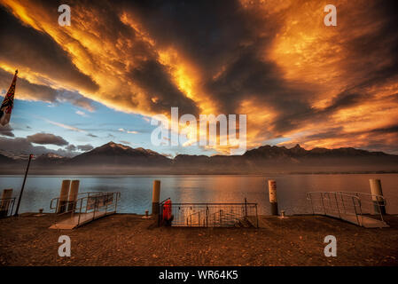 Hilterfingen Bootssteg in der Morgendämmerung im herbstlichen Licht Stockfoto