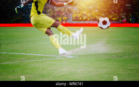 Fußball oder Football Spieler mit Ball auf dem Feld für Kick, die Fußball im Fußball Stadion Stockfoto
