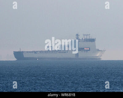 Sheerness, Kent, Großbritannien. 10. September, 2019. Royal Fleet Auxiliary ship" Lyme Bay 'aus gesehen von Sheerness, Kent heute morgen in der Früh Morgens Nebel gesehen, da es für London fährt. RFA-Lyme Bay besucht London International Versand Woche. Die Defence and Security Equipment International (DSEI) zeigen sich auch bei Excel. Credit: James Bell/Alamy leben Nachrichten Stockfoto