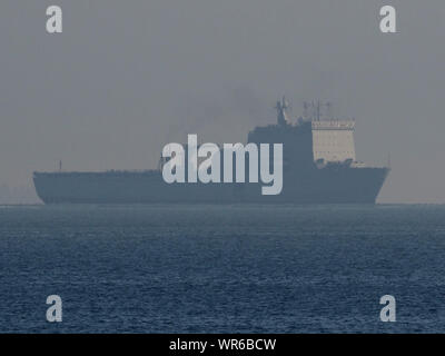 Sheerness, Kent, Großbritannien. 10. September, 2019. Royal Fleet Auxiliary ship" Lyme Bay 'aus gesehen von Sheerness, Kent heute morgen in der Früh Morgens Nebel gesehen, da es für London fährt. RFA-Lyme Bay besucht London International Versand Woche. Die Defence and Security Equipment International (DSEI) zeigen sich auch bei Excel. Credit: James Bell/Alamy leben Nachrichten Stockfoto