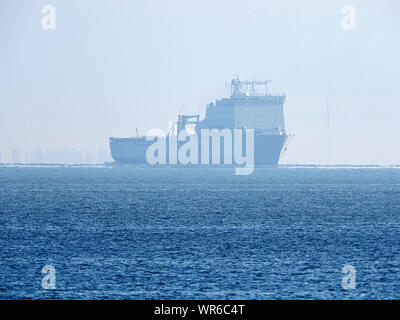 Sheerness, Kent, Großbritannien. 10. September, 2019. Royal Fleet Auxiliary ship" Lyme Bay 'aus gesehen von Sheerness, Kent heute morgen in der Früh Morgens Nebel gesehen, da es für London fährt. RFA-Lyme Bay besucht London International Versand Woche. Die Defence and Security Equipment International (DSEI) zeigen sich auch bei Excel. Credit: James Bell/Alamy leben Nachrichten Stockfoto