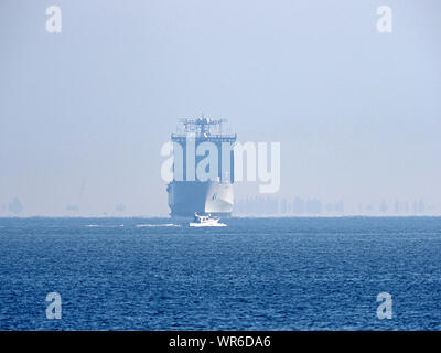 Sheerness, Kent, Großbritannien. 10. September, 2019. Royal Fleet Auxiliary ship" Lyme Bay 'aus gesehen von Sheerness, Kent heute morgen in der Früh Morgens Nebel gesehen, da es für London fährt. RFA-Lyme Bay besucht London International Versand Woche. Die Defence and Security Equipment International (DSEI) zeigen sich auch bei Excel. Credit: James Bell/Alamy leben Nachrichten Stockfoto