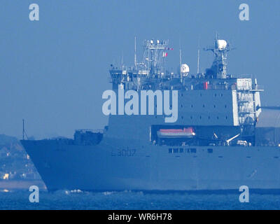 Sheerness, Kent, Großbritannien. 10. September, 2019. Royal Fleet Auxiliary ship" Lyme Bay 'aus gesehen von Sheerness, Kent heute morgen in der Früh Morgens Nebel gesehen, da es für London fährt. RFA-Lyme Bay besucht London International Versand Woche. Die Defence and Security Equipment International (DSEI) zeigen sich auch bei Excel. Credit: James Bell/Alamy leben Nachrichten Stockfoto