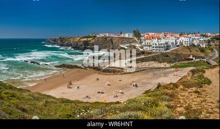 Praia da Zambujeira do Mar, Atlantik Strand im Dorf Zambujeira Mar, Costa Vicentina, Distrikt Beja, Alentejo Litoral Portugal Stockfoto