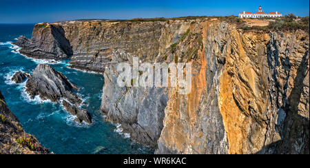 Klippen von Cabo Sardao, in der Nähe der Ortschaft Cavaleiro, Costa Vicentina, Distrikt Beja, Alentejo Litoral Portugal Stockfoto