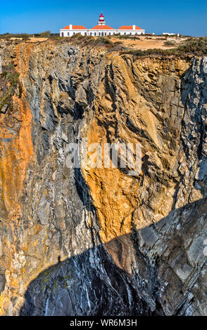 Leuchtturm am Cabo Sardao, in der Nähe der Ortschaft Cavaleiro, Costa Vicentina, Distrikt Beja, Alentejo Litoral Portugal Stockfoto