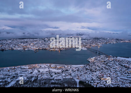 Luftaufnahme der Stadt Tromsø im Winter vom Felsvorsprung Storsteinen, 421 m über dem Meeresspiegel, Nördliches Norwegen Stockfoto