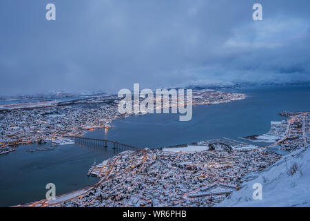 Luftaufnahme der Stadt Tromsø im Winter vom Felsvorsprung Storsteinen, 421 m über dem Meeresspiegel, Nördliches Norwegen Stockfoto