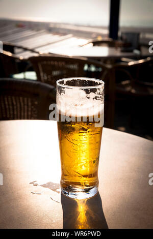 Ein Glas Bier, Grolsch nicht voll, Walcheren, Zeeland, Niederlande. nicht mehr volles Bierglas, Grolsch, Walcheren, Zeeland, Niederlande. Stockfoto