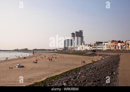 Der Strand in Vlissingen, Gebäude am Boulevard Bankert, Walcheren, Zeeland, Niederlande. Der Strand in Vlissingen, Haeuser am Boulevard Bankert, Wal Stockfoto