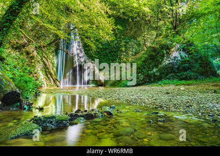 Wasserfall, umgeben von Grün. Acquacaduta. San Daniele del Friuli, Italien. Stockfoto