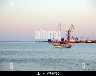 Segelboot in der Mitte von Heraklion Hafen verankert. Stockfoto