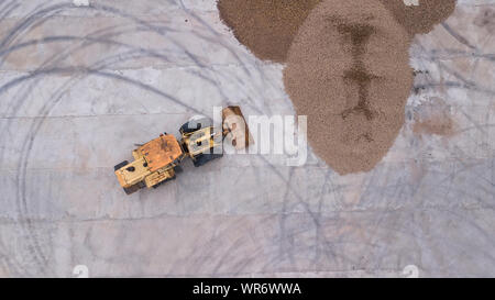 Der loader lädt die Kartoffeln Blick von der Drone top Stockfoto