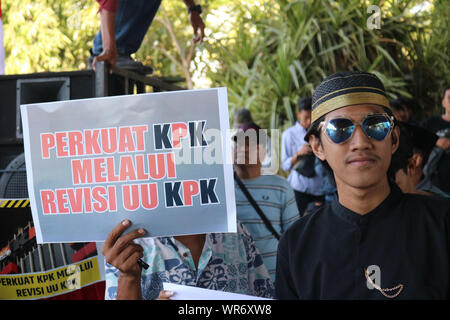 Makassar, Indonesien, 10 Sep, 2019 eine Reihe von Demonstranten unterstützt die Revision der Korruption Tilgung Kommission (KPK) Recht unter der Überführung Brücke, Makassar. Die Zahl der Demonstranten trugen traditionelle Kleidung während der Rallye bitten die Regierung die Überarbeitung des Gesetzes unverzüglich zu ratifizieren. Credit: Herwin Bahar/Alamy leben Nachrichten Stockfoto