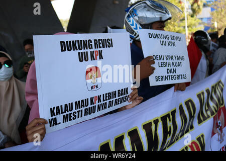 Makassar, Indonesien, 10 Sep, 2019 eine Reihe von Demonstranten unterstützt die Revision der Korruption Tilgung Kommission (KPK) Recht unter der Überführung Brücke, Makassar. Die Zahl der Demonstranten trugen traditionelle Kleidung während der Rallye bitten die Regierung die Überarbeitung des Gesetzes unverzüglich zu ratifizieren. Credit: Herwin Bahar/Alamy leben Nachrichten Stockfoto