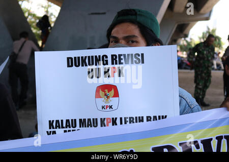 Makassar, Indonesien, 10 Sep, 2019 eine Reihe von Demonstranten unterstützt die Revision der Korruption Tilgung Kommission (KPK) Recht unter der Überführung Brücke, Makassar. Die Zahl der Demonstranten trugen traditionelle Kleidung während der Rallye bitten die Regierung die Überarbeitung des Gesetzes unverzüglich zu ratifizieren. Credit: Herwin Bahar/Alamy leben Nachrichten Stockfoto