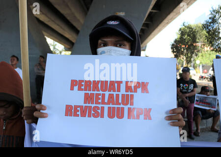 Makassar, Indonesien, 10 Sep, 2019 eine Reihe von Demonstranten unterstützt die Revision der Korruption Tilgung Kommission (KPK) Recht unter der Überführung Brücke, Makassar. Die Zahl der Demonstranten trugen traditionelle Kleidung während der Rallye bitten die Regierung die Überarbeitung des Gesetzes unverzüglich zu ratifizieren. Credit: Herwin Bahar/Alamy leben Nachrichten Stockfoto