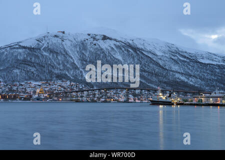 Hafen und Hafen mit dem berühmten tromso Brücke über Tromsoysundet Straße im Hintergrund, Nördliches Norwegen Stockfoto