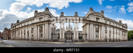 Panorama der Haupteingang Fassade der Regierungsgebäude Zehnten ein Rialtais in Dublin, Irland. Stockfoto