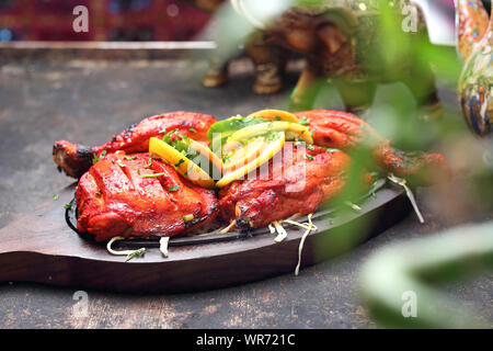 Östliche Küche. Im thailändischen Stil Huhn. Aromatische bunte orientalische Küche. Stockfoto