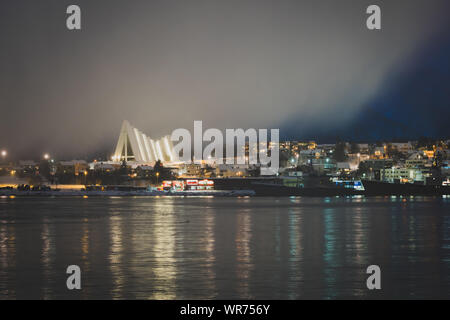 Tromso Hafen und arktischen Dom bei Nacht, Norwegen Stockfoto