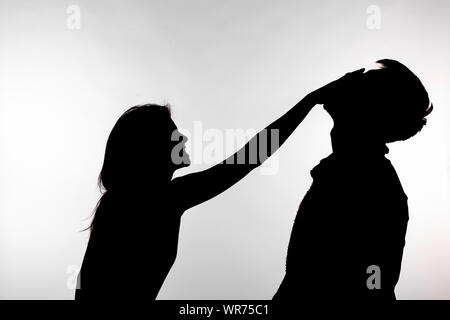 Häusliche Gewalt und Misshandlungen Konzept - Silhouette einer Frau schlagen einen Mann. Stockfoto