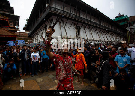 Kathmandu, Nepal. 10 Sep, 2019. Maskierte Tänzer am ersten Tag von Indra Jatra Festival in der Hanumandhoka Durbar Square in Kathmandu, Nepal, Sept. 10, 2019. Das 8-tägige Festival feiert Indra, der Gott des Regens, das Ende des Monsuns zu markieren. Credit: Sulav Shrestha/Xinhua Stockfoto