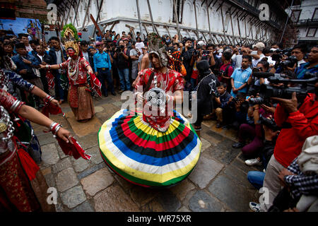 Kathmandu, Nepal. 10 Sep, 2019. Maskierte Tänzer am ersten Tag von Indra Jatra Festival in der Hanumandhoka Durbar Square in Kathmandu, Nepal, Sept. 10, 2019. Das 8-tägige Festival feiert Indra, der Gott des Regens, das Ende des Monsuns zu markieren. Credit: Sulav Shrestha/Xinhua Stockfoto