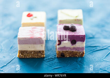 Hausgemachte rohe Kuchen mit frischen Beeren und Nüssen. Gesunde vegane Ernährung Konzept, aus der Nähe. Stockfoto