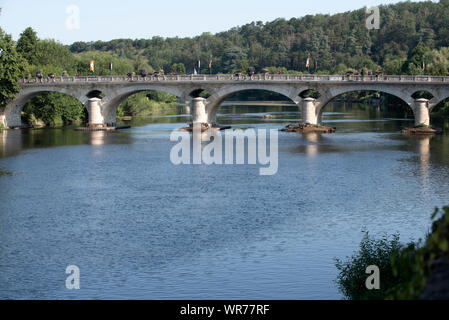 Frankreich, Vienne (86), Chauvigny, Brücke am Fluss Vienne; Straße fo Cgauvigny nach Poitiers Stockfoto