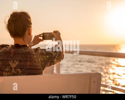 Kreuzfahrtschiff Urlaub junge Frau mit Sonnenaufgang auf Reisen auf dem Meer. Die Bilder von dem Meer auf einer Fähre. Stockfoto