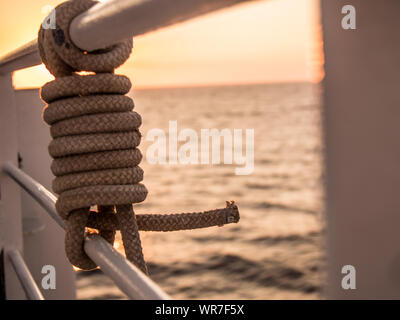 Seil Knoten closeup auf einem Schiff im Meer an sunest Stockfoto