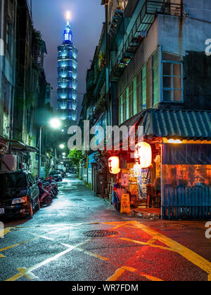 Street Taipei 101 mit japanischen Corner Restaurant bei Nacht Stockfoto