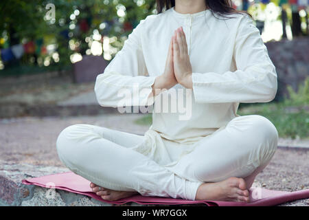 Nahaufnahme von Frau Hände in Namaste. Meditation auf dem Hintergrund der Tempel und der Natur. Yoga Klassen in einem Retreat Center. Stockfoto