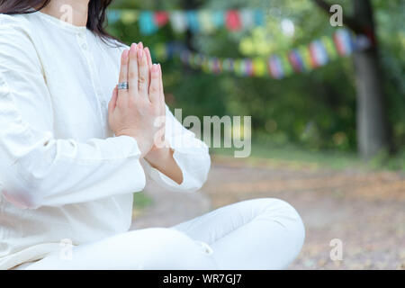 Nahaufnahme von Frau Hände in Namaste. Meditation auf dem Hintergrund der Tempel und der Natur. Yoga Klassen in einem Retreat Center. Stockfoto