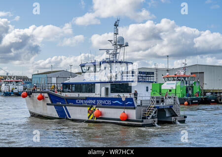 Great Yarmouth, Norfolk, Großbritannien - 08 September 2019. Die iceni Legende crew transfer Schiff Fahrt auf dem Fluss während der Great Yarmouth Maritime Festiv Stockfoto