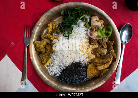 Dal Bhat, traditionelle nepalesische Küche in Thamel House Restaurant serviert, Thamel, Kathmandu Stockfoto