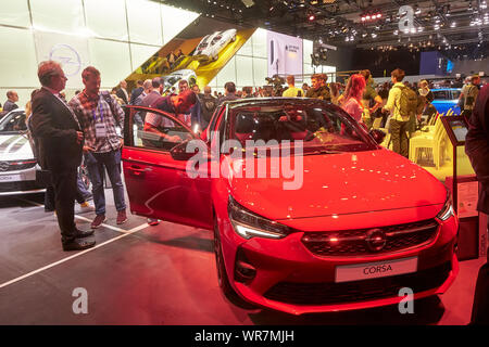 10. September 2019, Hessen, Frankfurt/Main: Besucher der Opel stand auf der IAA wird in der Lage sein, die neuen Corsa zu sehen. Foto: Thomas Frey/dpa Stockfoto