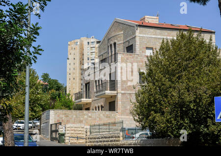 Fassade eines Hauses in der Emek Refaim Straße (die Deutsche Kolonie) Jerusalem, Israel. Dieses Viertel wurde in der zweiten Hälfte des 19. Cen gegründet Stockfoto