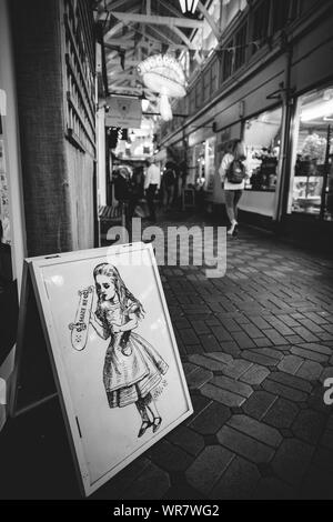 Oxford Markthalle: Historischer Markt mit festen Ständen und Geschäften in einem grossen überdachten Struktur im Zentrum von Oxford, England Stockfoto