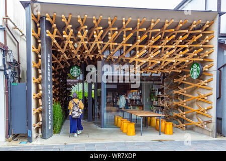 Dazaifu, Japan - 10 Juli 2019 - Ein Kunde geht in Starbucks Coffee Shop in Dazaifu, Japan am 10. Juli 2019 Stockfoto