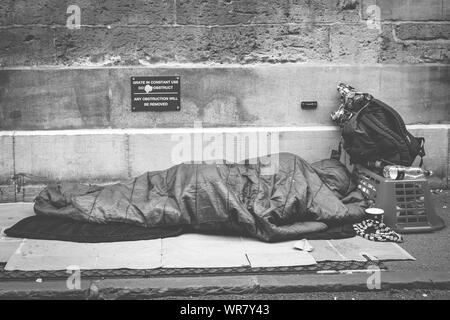 Rough sleeper in Oxford, Oxfordshire - 31/08/19. Obdachlose Person schlafen auf der Oxford University. Stockfoto