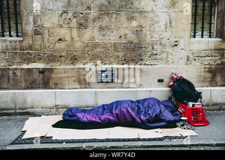 Rough sleeper in Oxford, Oxfordshire - 31/08/19. Obdachlose Person schlafen auf der Oxford University. Stockfoto